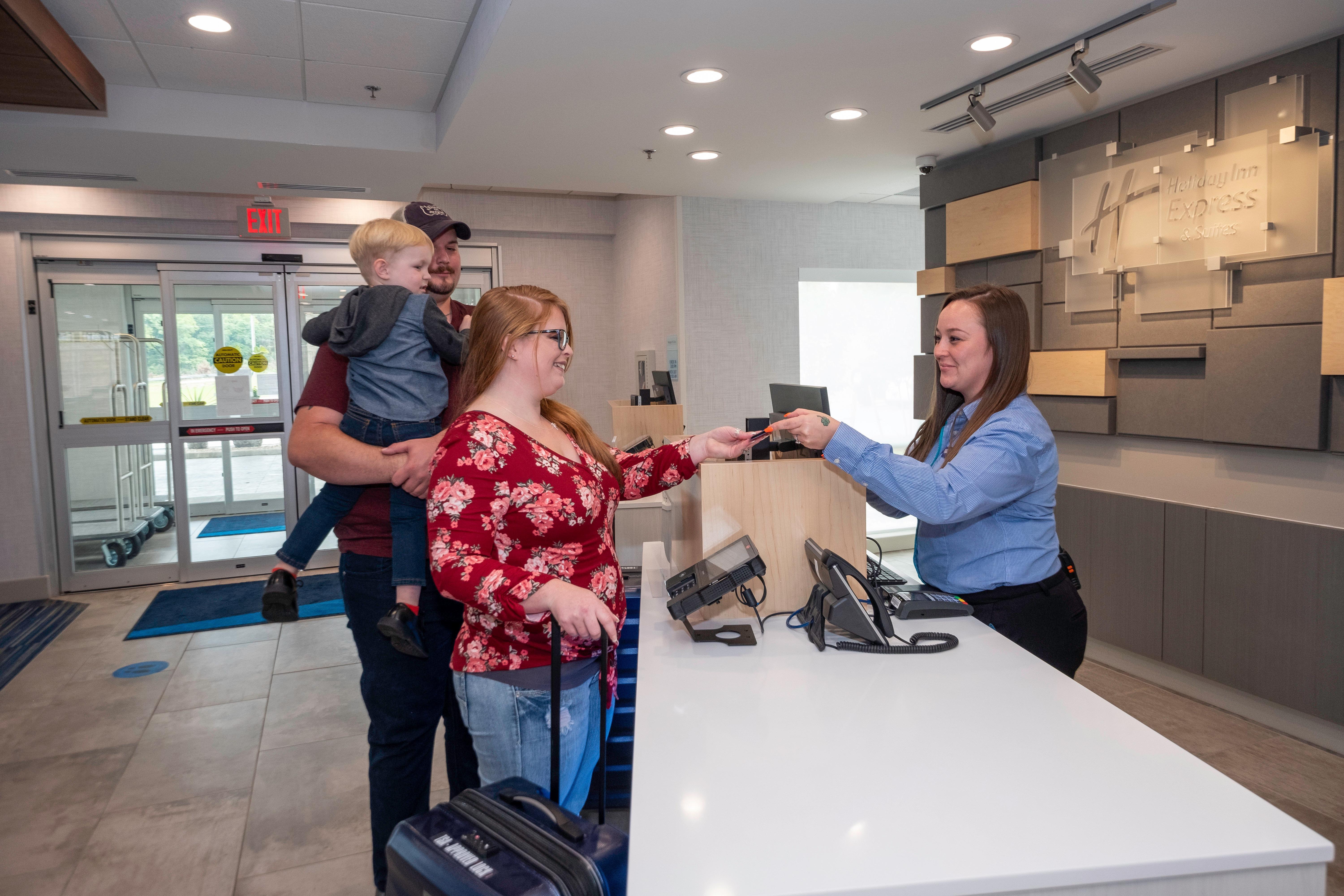 Holiday Inn Express & Suites - Staunton By Ihg Buitenkant foto