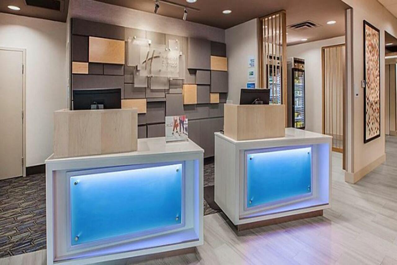 Holiday Inn Express & Suites - Staunton By Ihg Buitenkant foto