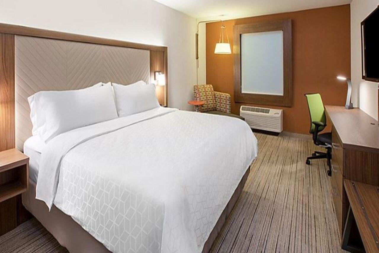 Holiday Inn Express & Suites - Staunton By Ihg Buitenkant foto